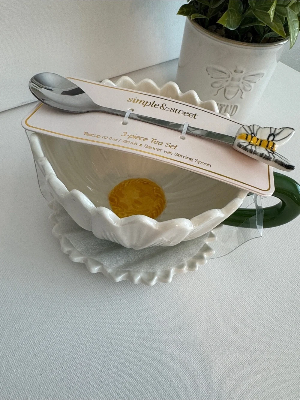 Simple & Sweet 3-Piece Daisy & Bee Tea Set